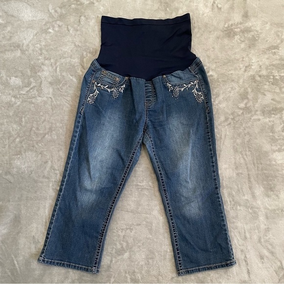 Bella Vida Maternity Embroidered Pockets and Rhinestones Capri Jeans Size XL - Picture 3 of 10
